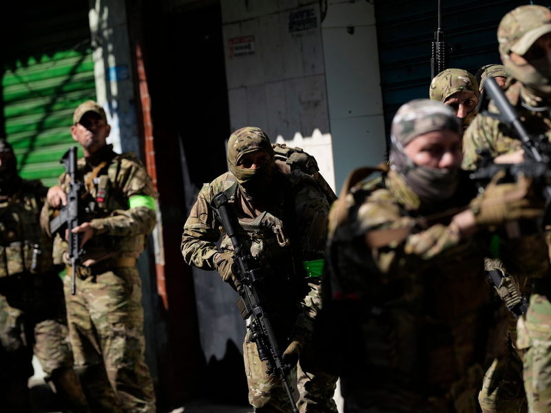 Einsatz der brasilianischen Polizei in einem Armenviertel (Archivbild). Bei einem Polizei-Einsatz im Bundesstaat São Paulo sind mindestens acht Menschen ums Leben gekommen. - Foto: Silvia Izquierdo/AP/dpa