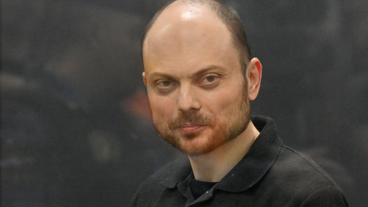 Wladimir Kara-Mursa steht in einem Glaskäfig im Gerichtssaal in Moskau. - Foto: Dmitry Serebryakov/AP/dpa