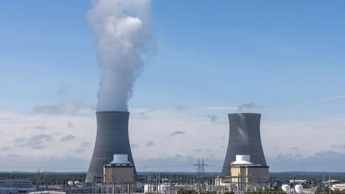 Die Blöcke 3 (l) und 4 im Kraftwerk Vogtle in Burke County in der Nähe von Waynesboro, Georgia. - Bild: Arvin Temkar/Atlanta Journal-Constitution/AP/dpa