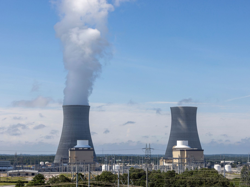Die Blöcke 3 (l) und 4 im Kraftwerk Vogtle in Burke County in der Nähe von Waynesboro, Georgia. - Foto: Arvin Temkar/Atlanta Journal-Constitution/AP/dpa
