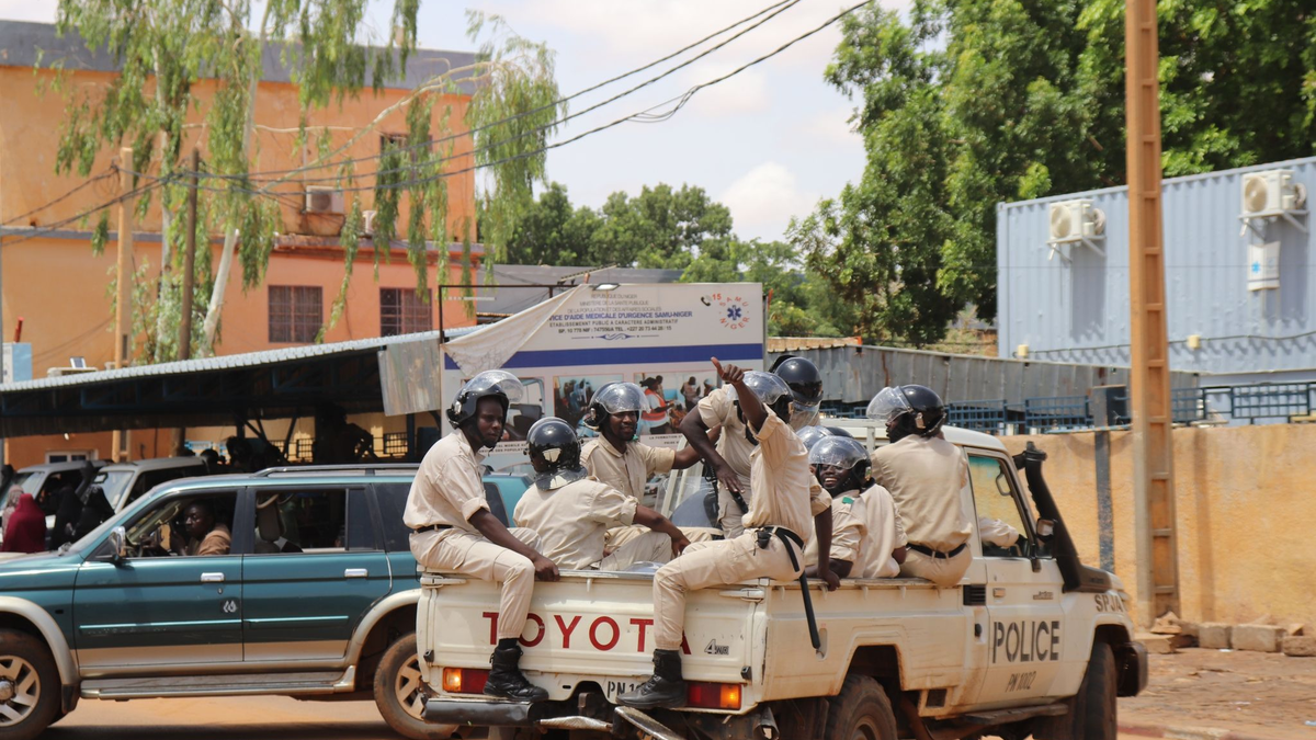 Polizisten fahren am Rande eines Marsches zur Unterstützung der Putschisten durch Niamey. Nach dem Putsch im Niger haben Tausende dem Militär ihre Unterstützung zugesichert. - Foto: Djibo Issifou/dpa