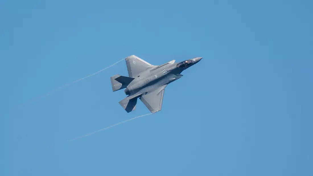 Ein Kampfflugzeug vom Typ F-35 fliegt über der US-Air Base Spangdahlem während der Luftwaffenübung «Air Defender 2023». - Bild: Harald Tittel/dpa