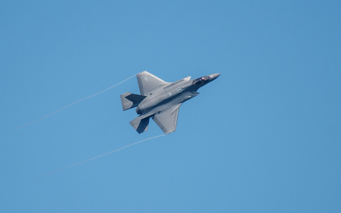 Ein Kampfflugzeug vom Typ F-35 fliegt über der US-Air Base Spangdahlem während der Luftwaffenübung «Air Defender 2023». - Foto: Harald Tittel/dpa