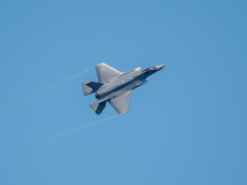 Ein Kampfflugzeug vom Typ F-35 fliegt über der US-Air Base Spangdahlem während der Luftwaffenübung «Air Defender 2023». - Foto: Harald Tittel/dpa