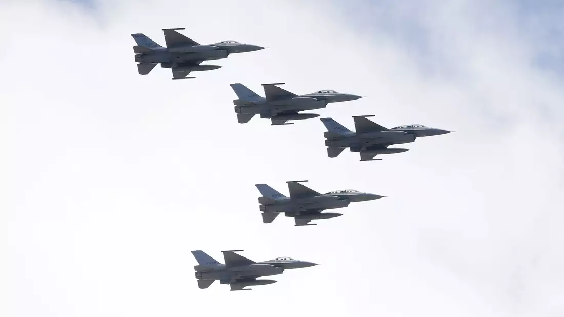 Amerikanische F-16-Kampfjets der Luftwaffe Taiwans fliegen über Taipeh. - Bild: Chiang Ying-ying/AP