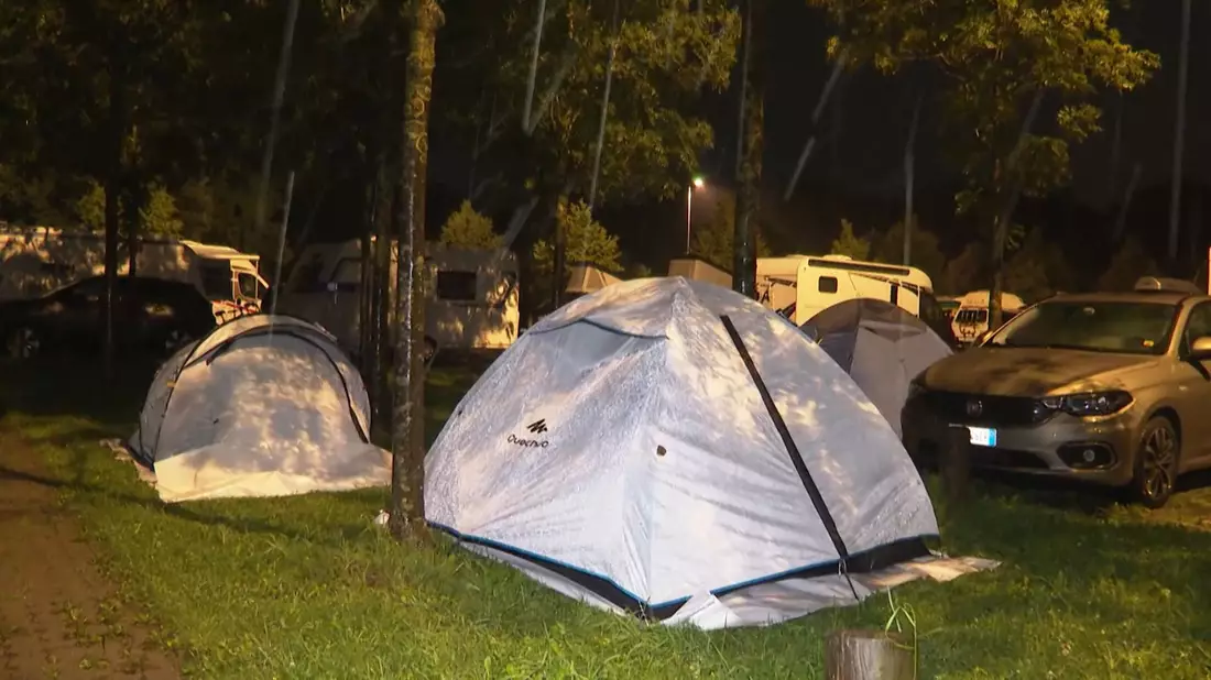 Wacken-Besucher stecken vor dem Hamburger Volksparkstadion fest. - Bild: Steven Hutchings/TNN/dpa