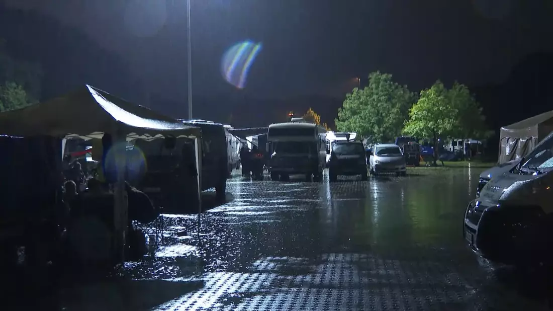 Auf dem Parkplatz vor dem Hamburger Volksparkstadion warten Wacken-Besucher auf besseres Wetter. - Bild: Steven Hutchings/TNN/dpa