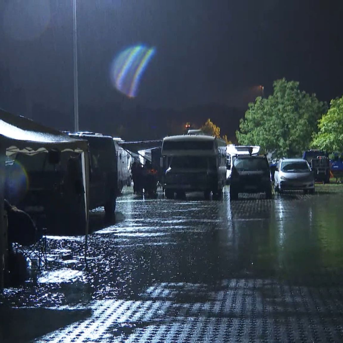 Auf dem Parkplatz vor dem Hamburger Volksparkstadion warten Wacken-Besucher auf besseres Wetter. - Foto: Steven Hutchings/TNN/dpa