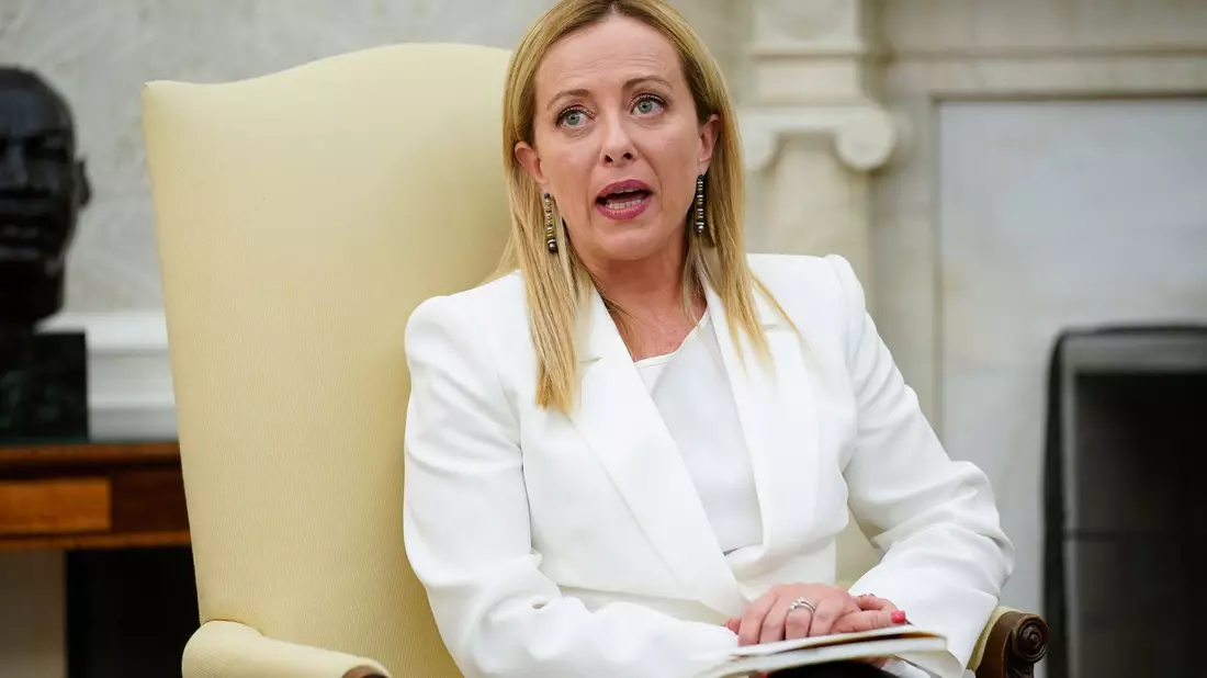 Streicht knapp 170.000 Haushalten in Italien die Sozialhilfe ersatzlos: Ministerpräsidentin Giorgia Meloni. - Bild: Evan Vucci/AP