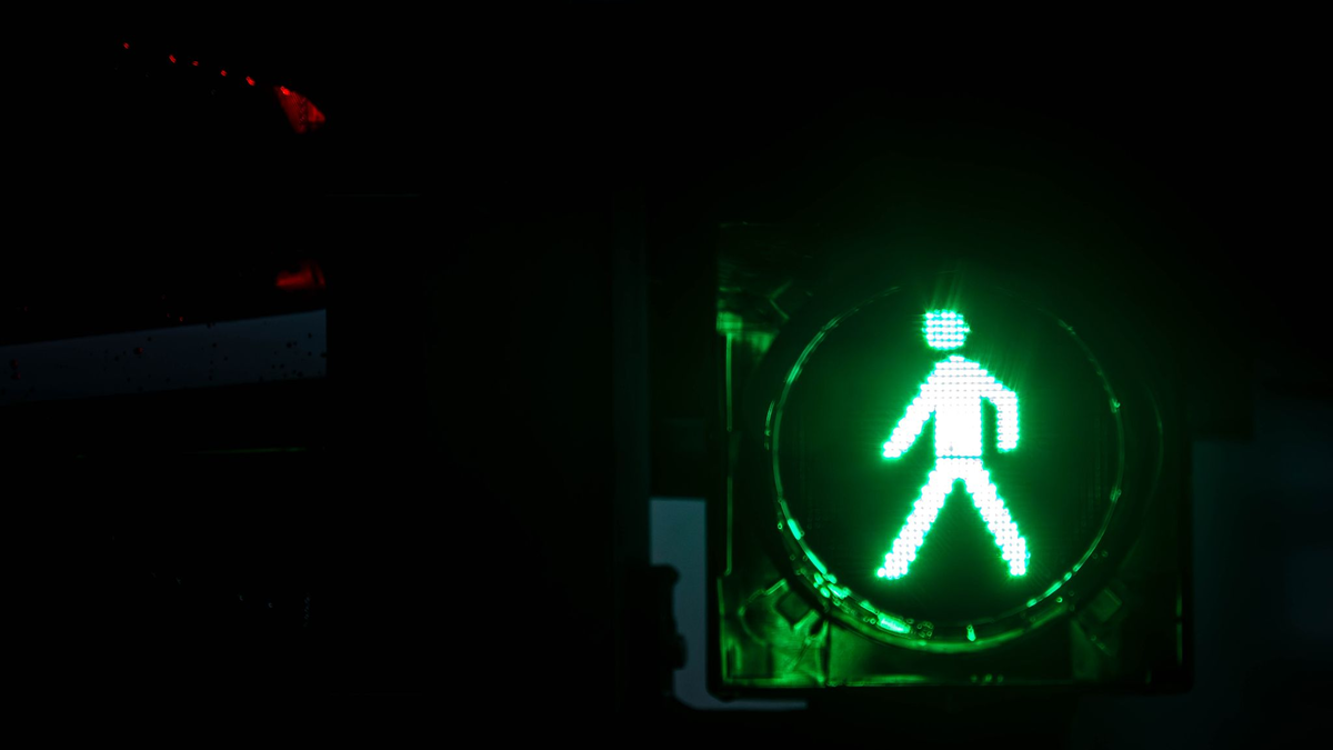 Das grüne Ampelmännchen einer Fußgängerampel leuchtet. Die Bundesagentur für Arbeit gibt die aktuellen Arbeitsmarktzahlen bekannt. - Foto: Sina Schuldt/dpa