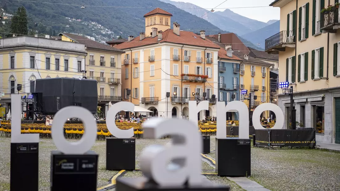 Abendliche Filmvorführung auf der Piazza Grande in Locarno. - Bild: Urs Flueeler/KEYSTONE/dpa