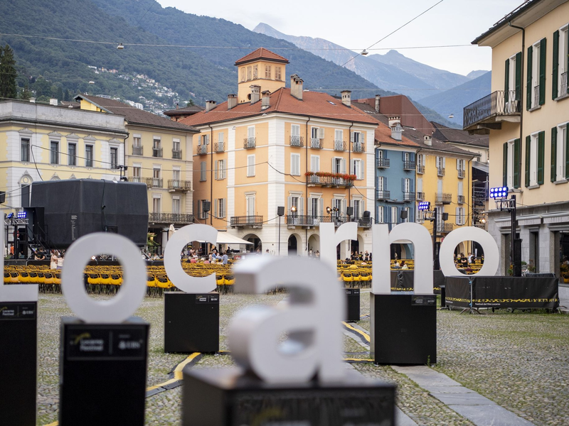 Abendliche Filmvorführung auf der Piazza Grande in Locarno. - Foto: Urs Flueeler/KEYSTONE/dpa
