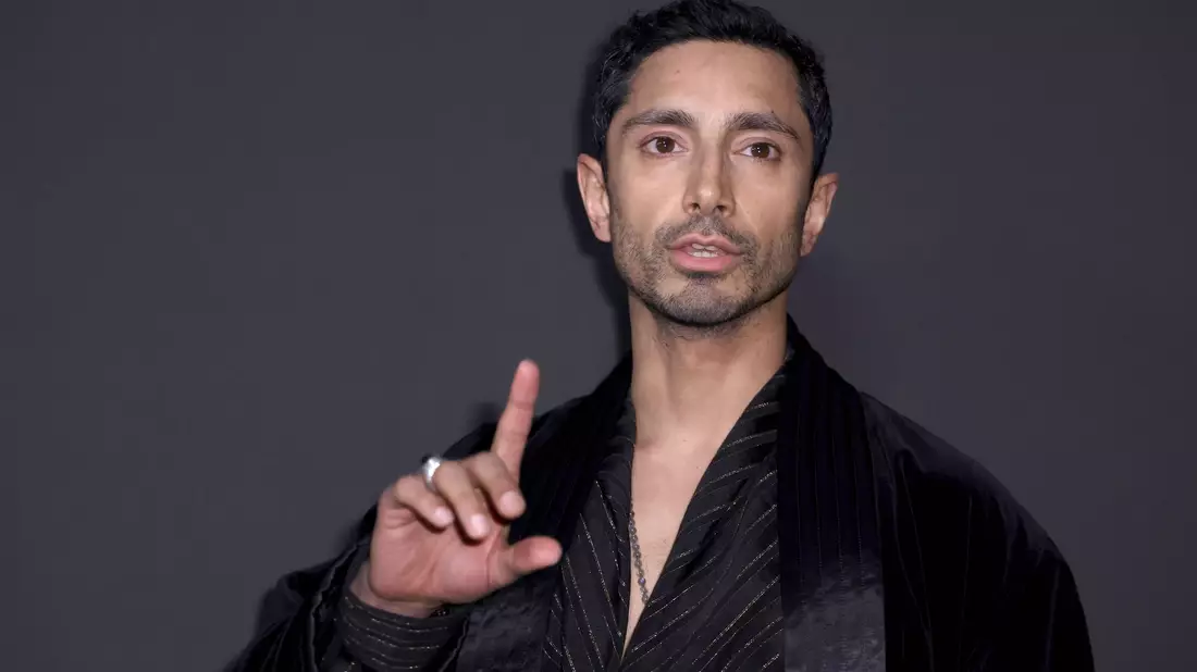 Der britische Schauspieler und Musiker Riz Ahmed kommt nach Locarno. - Bild: Vianney Le Caer/Invision/dpa