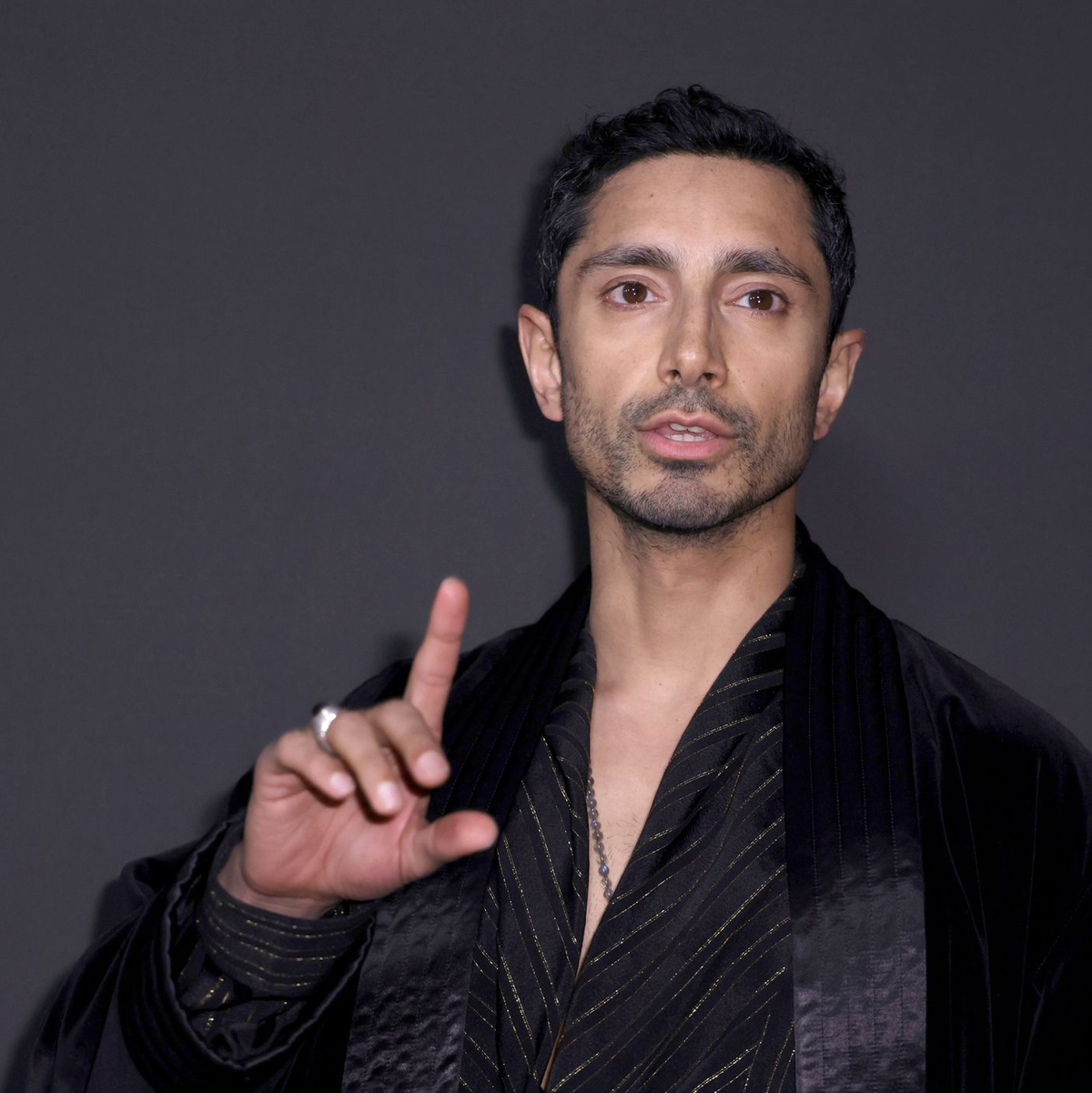 Der britische Schauspieler und Musiker Riz Ahmed kommt nach Locarno. - Foto: Vianney Le Caer/Invision/dpa
