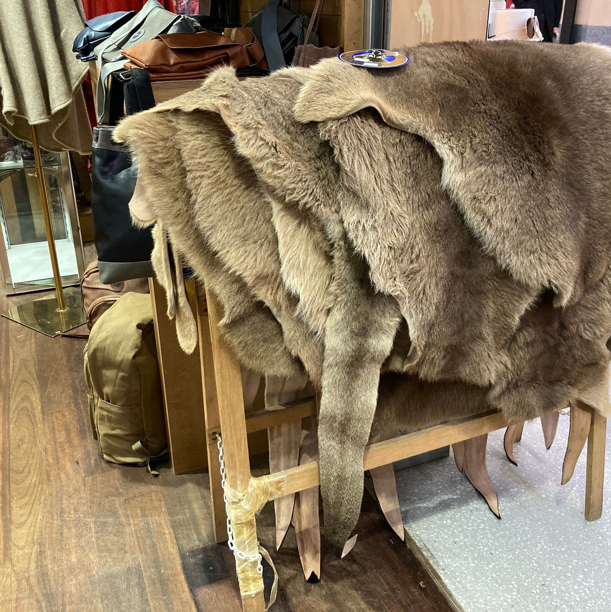 Nicht nur das Leder, auch die Felle der Kängurus werden gerne gekauft. - Foto: Carola Frentzen/dpa