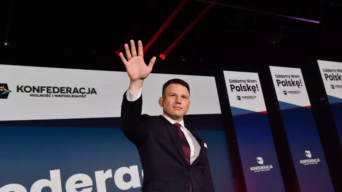 Der polnische Politiker Slawomir Mentzen denkt nationalistisch und anti-europäisch, ist gesellschaftlich konservativ und strikt gegen Abtreibung. - Bild: Piotr Nowak/PAP/dpa