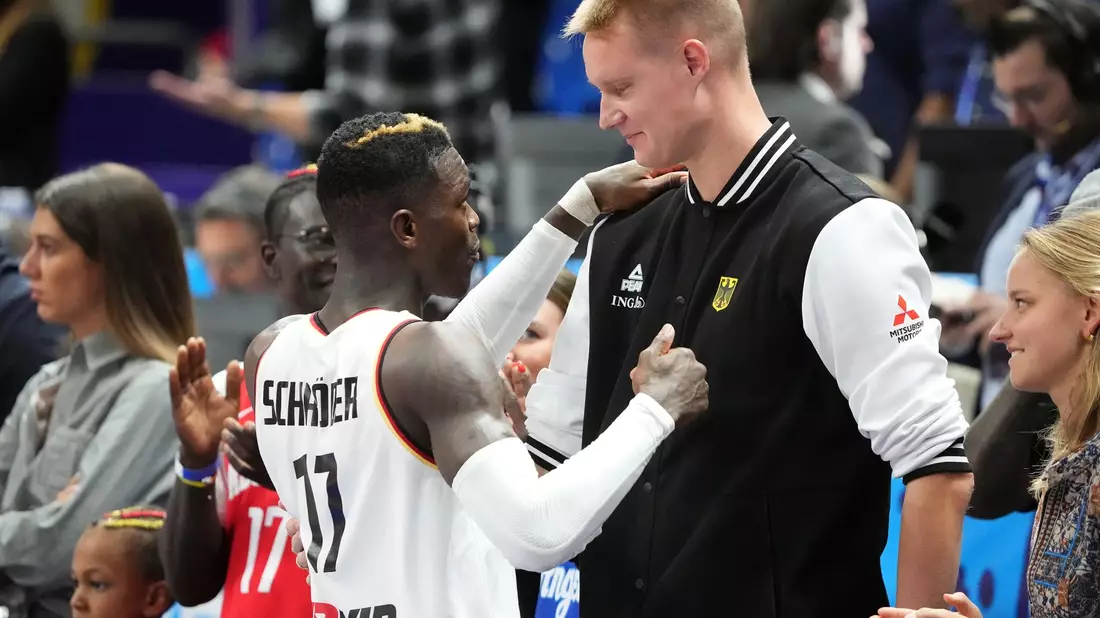 Dennis Schröder (l) und Robin Benzing, Basketballer und früherer Kapitän der Nationalmannschaft. - Bild: Soeren Stache/dpa
