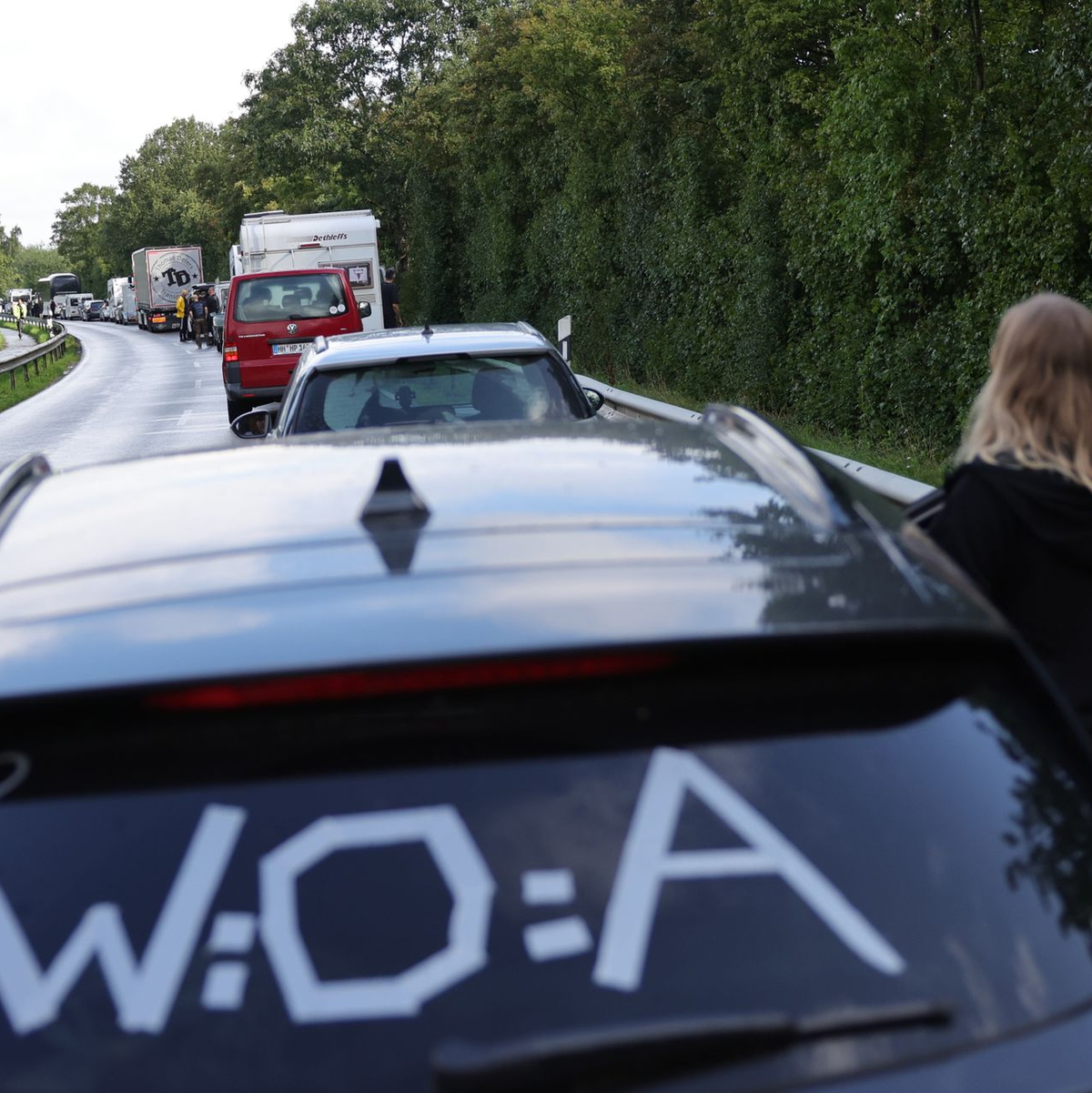 Stillstand bei der Anreise zum Heavy-Metal-Festival in Wacken. - Foto: Christian Charisius/dpa