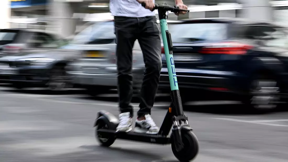 Ein 27-Jähriger ist mit einem E-Scooter auf der Autobahn 2 bei Braunschweig unterwegs gewesen (Symbolbild). - Bild: Britta Pedersen/dpa