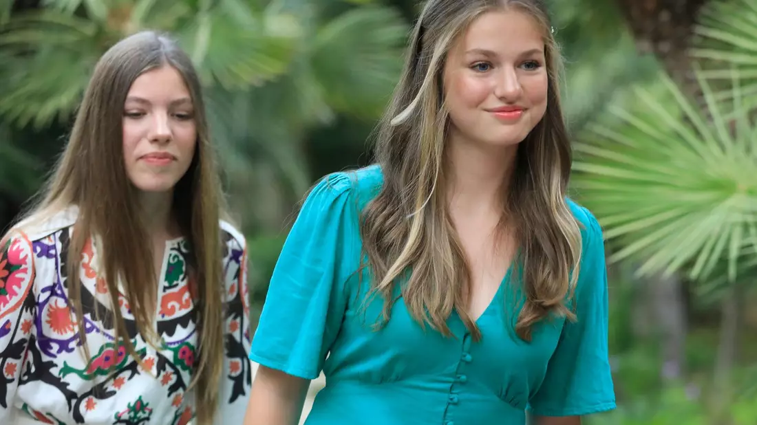 Leonor (r), Prinzessin von Spanien, und ihre Schwester die Infantin Sofia auf Mallorca. - Bild: Clara Margais/dpa