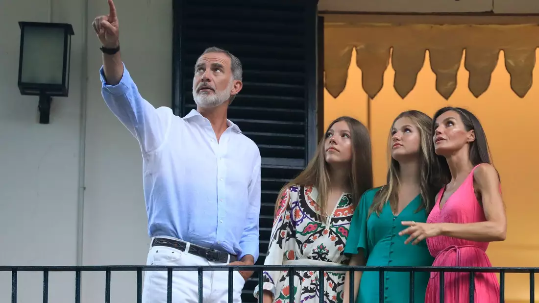 König Felipe VI. (l-r), mit seinen Töchtern Sofia und Leonor sowie Königin Letizia beim Besuch des Dorfes Bunyola. - Bild: Clara Margais/dpa