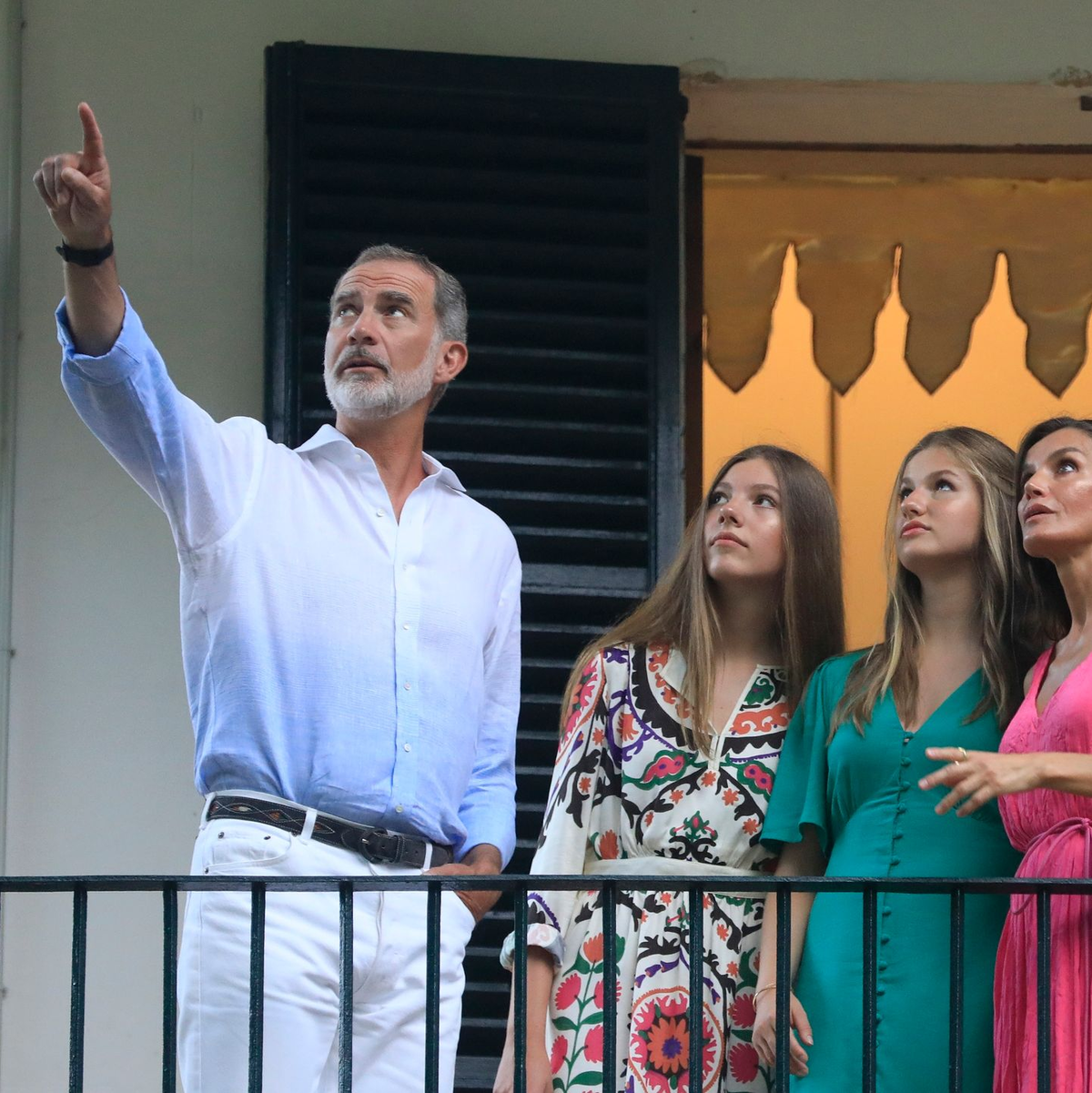König Felipe VI. (l-r), mit seinen Töchtern Sofia und Leonor sowie Königin Letizia beim Besuch des Dorfes Bunyola. - Foto: Clara Margais/dpa