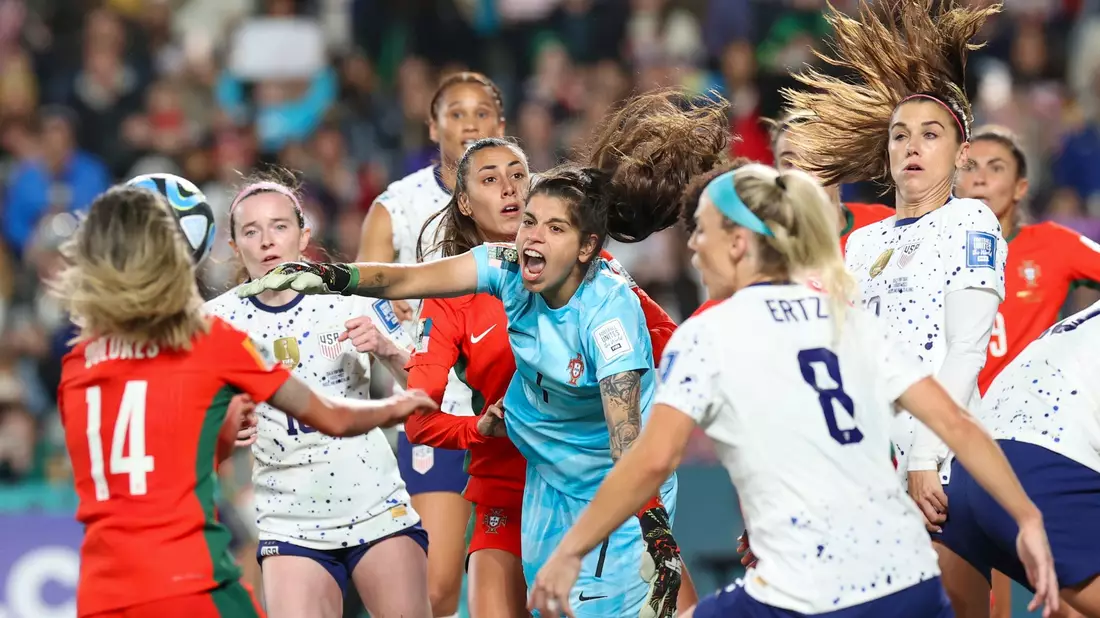 Die portugiesische Torhüterin Ines Pereira (M) wehrt einen Ball ab. - Bild: Rafaela Pontes/AP/dpa