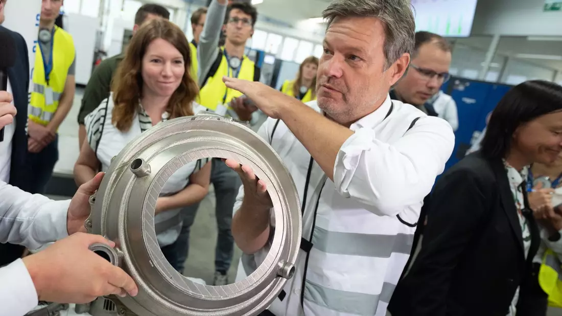 Bundeswirtschaftsminister Robert Habeck während eines Besuchs des Raumfahrtunternehmens Isar Aerospace in Ottobrunn. - Bild: Marijan Murat/dpa