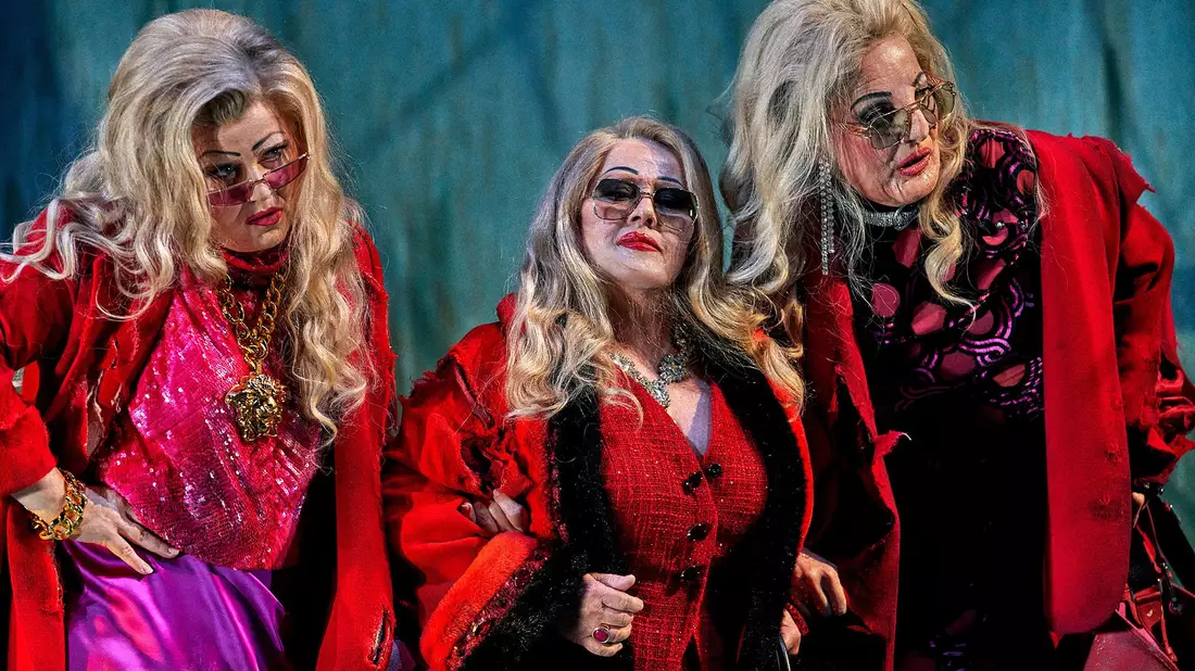 Evelin Novak (Woglinde), Simone Schröder (Floßhilde) und Stephanie Houtzeel (Wellgunde) im 3. Aufzug der Götterdämmerung in Bayreuth. - Bild: Enrico Nawrath/Festspiele Bayreuth/dpa