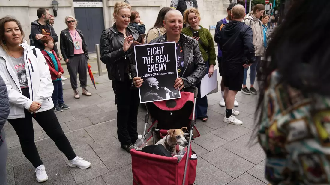 Fans singen zum Gedenken an die verstorbene Sängerin Sinead O'Connor in Dublin. - Bild: Brian Lawless/PA Wire/dpa