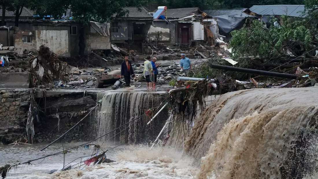 Zerstörte Häuser in Peking. Die extremen Regenfälle sind eine Folge des Tropensturms «Doksuri». - Bild: Andy Wong/AP/dpa