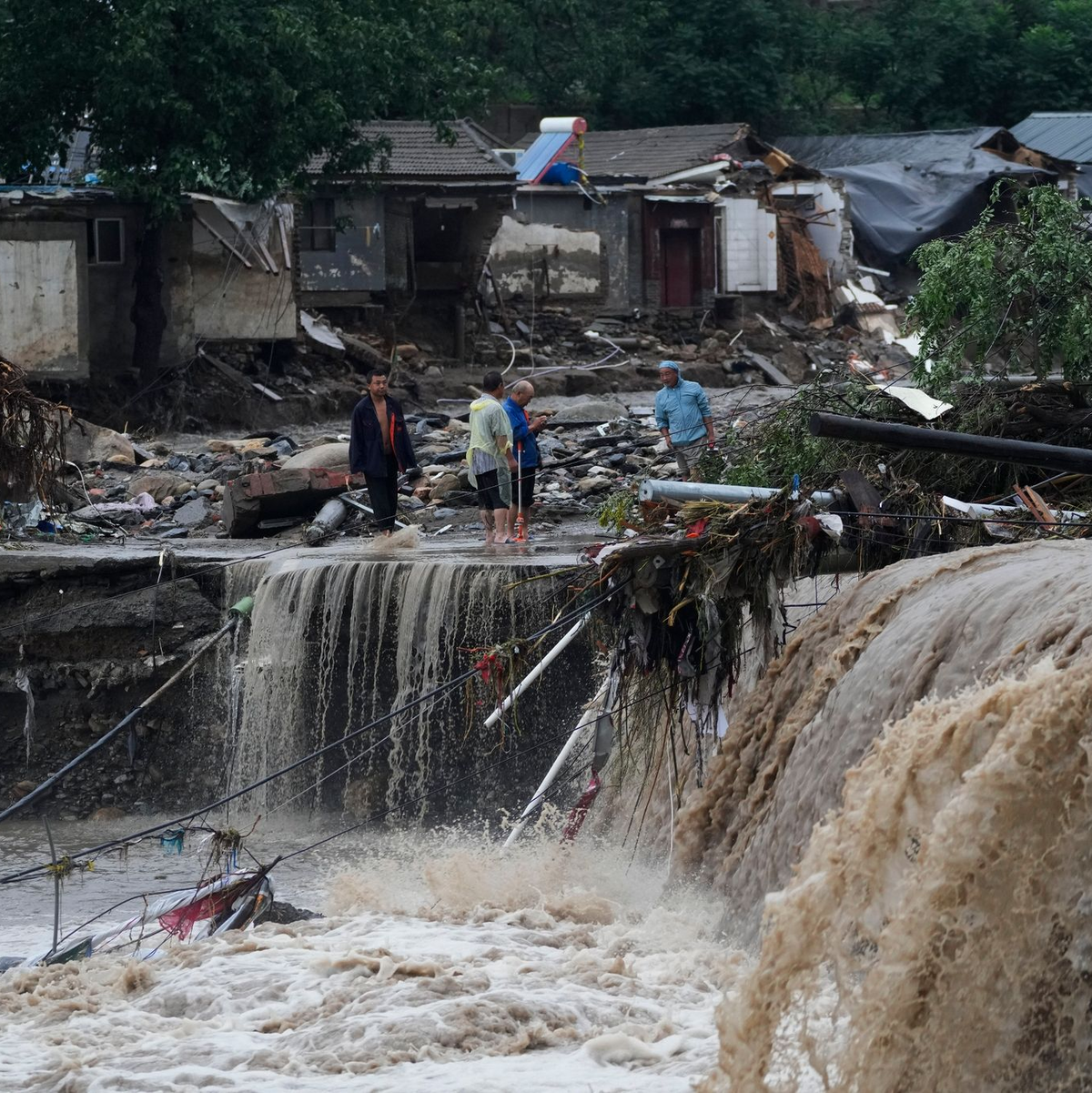 Zerstörte Häuser in Peking. Die extremen Regenfälle sind eine Folge des Tropensturms «Doksuri». - Foto: Andy Wong/AP/dpa