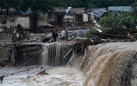 Zerstörte Häuser in Peking. Die extremen Regenfälle sind eine Folge des Tropensturms «Doksuri». - Foto: Andy Wong/AP/dpa