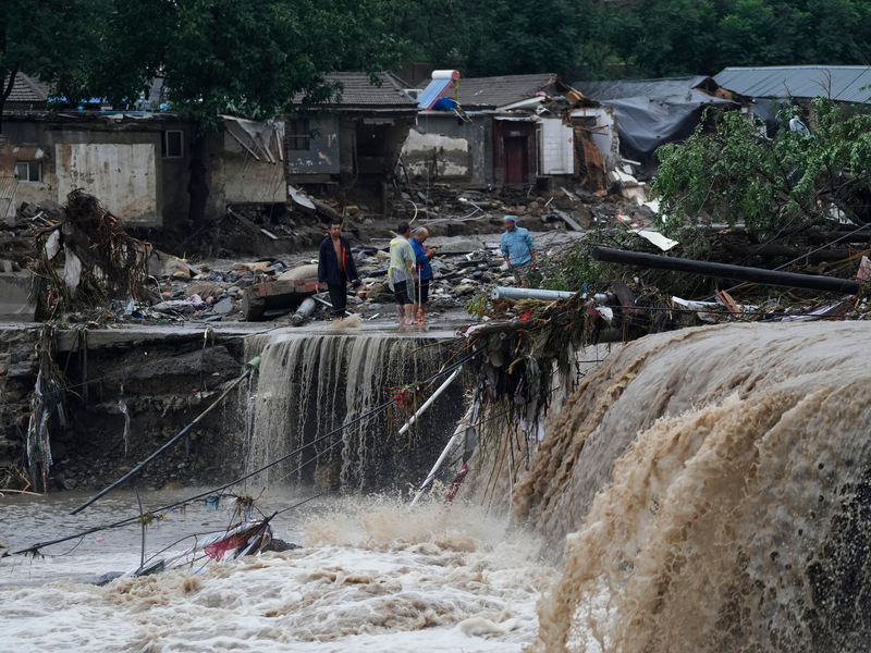Zerstörte Häuser in Peking. Die extremen Regenfälle sind eine Folge des Tropensturms «Doksuri». - Foto: Andy Wong/AP/dpa