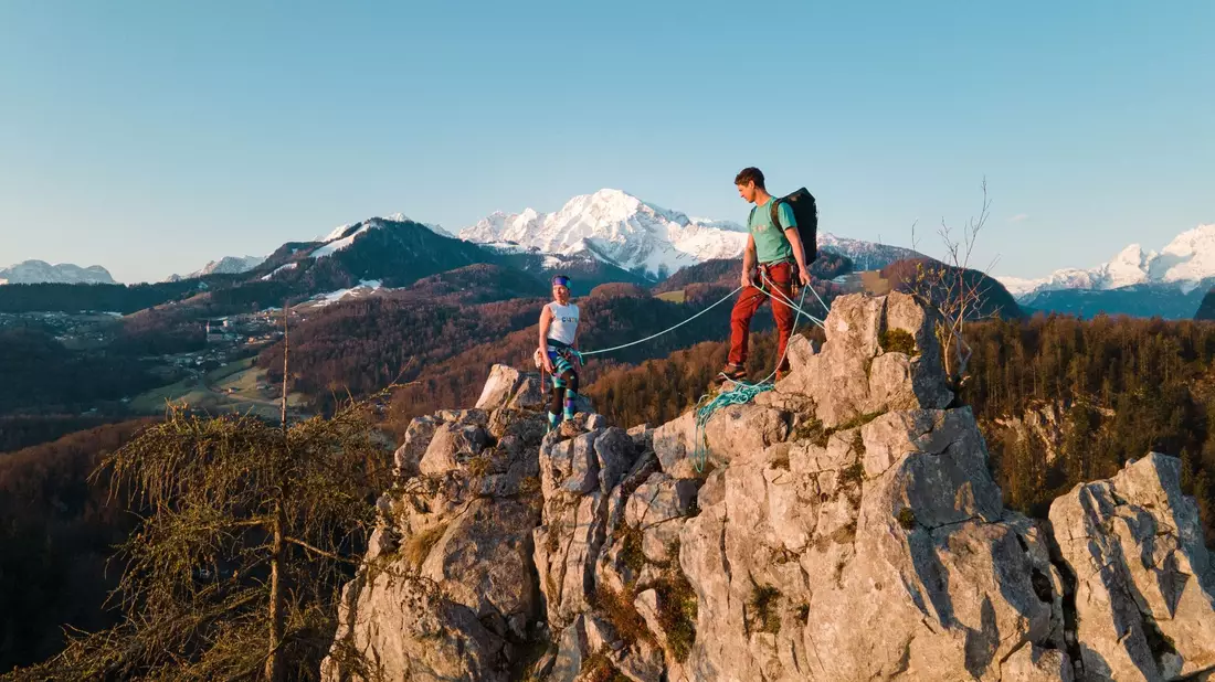 Bergsteiger klettern angeseilt auf dem Barmstein bei Hallein in Österreich. Der Klimawandel macht Wandern und Bergsteigen risikoreicher. - Bild: Tobi Ebner/Salzburger Bergsportführerverband/dpa