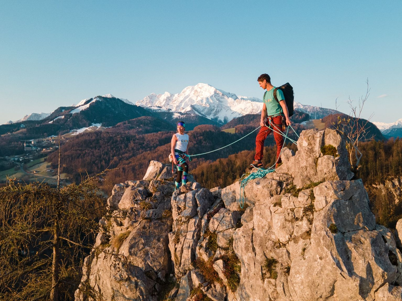 Bergsteiger klettern angeseilt auf dem Barmstein bei Hallein in Österreich. Der Klimawandel macht Wandern und Bergsteigen risikoreicher. - Foto: Tobi Ebner/Salzburger Bergsportführerverband/dpa