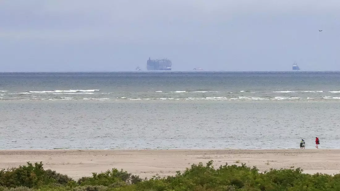 Der Autofrachter «Fremantle Highway» ist vom Strand der niederländischen Insel Schiermonnikoog aus am Horizont zu sehen. - Bild: Anton Kappers/vifogra/dpa