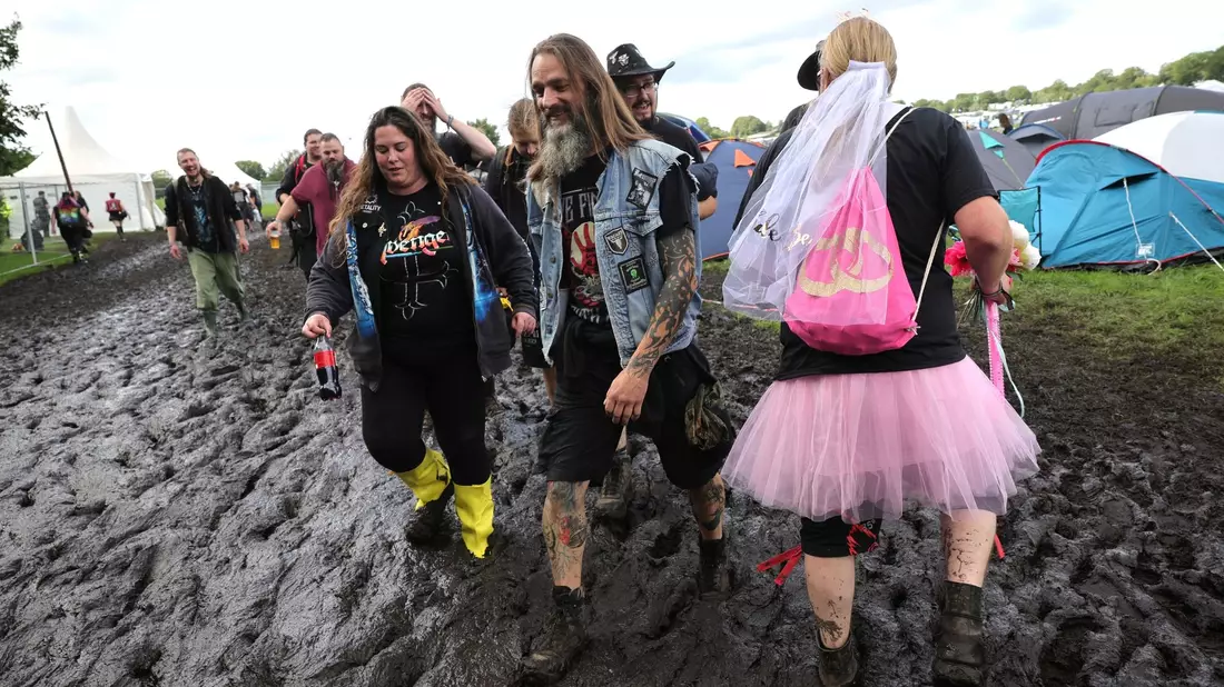 Regen und Schlamm sind die Metalfans im Norden eigentlich gewohnt. «Rain or shine» (Ob Regen oder Sonnenschein) lautet ein Festivalmotto. - Bild: Christian Charisius/dpa