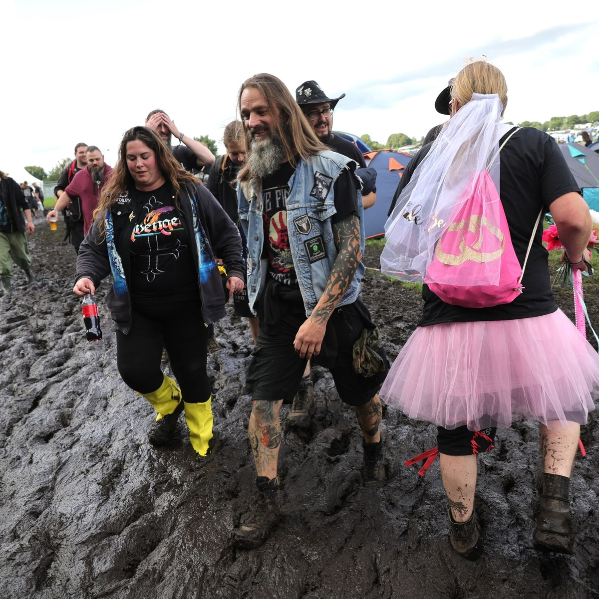 Regen und Schlamm sind die Metalfans im Norden eigentlich gewohnt. «Rain or shine» (Ob Regen oder Sonnenschein) lautet ein Festivalmotto. - Foto: Christian Charisius/dpa