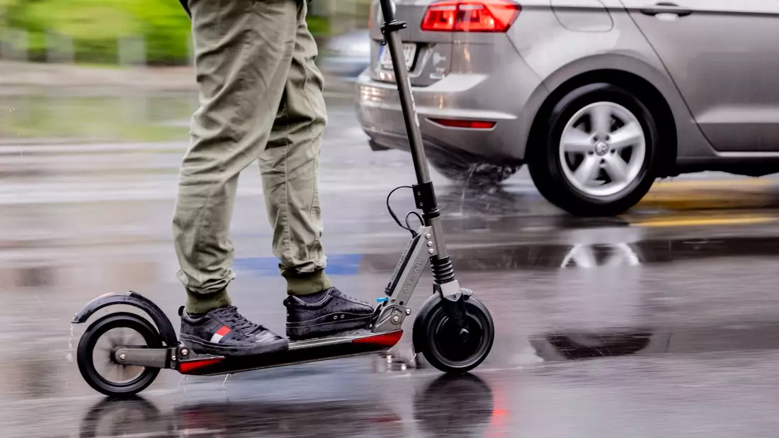 Ein 27-Jähriger wollte auf der Autobahn mit seinem E-Scooter Benzin holen (Symbolbild). - Bild: Christoph Soeder/dpa