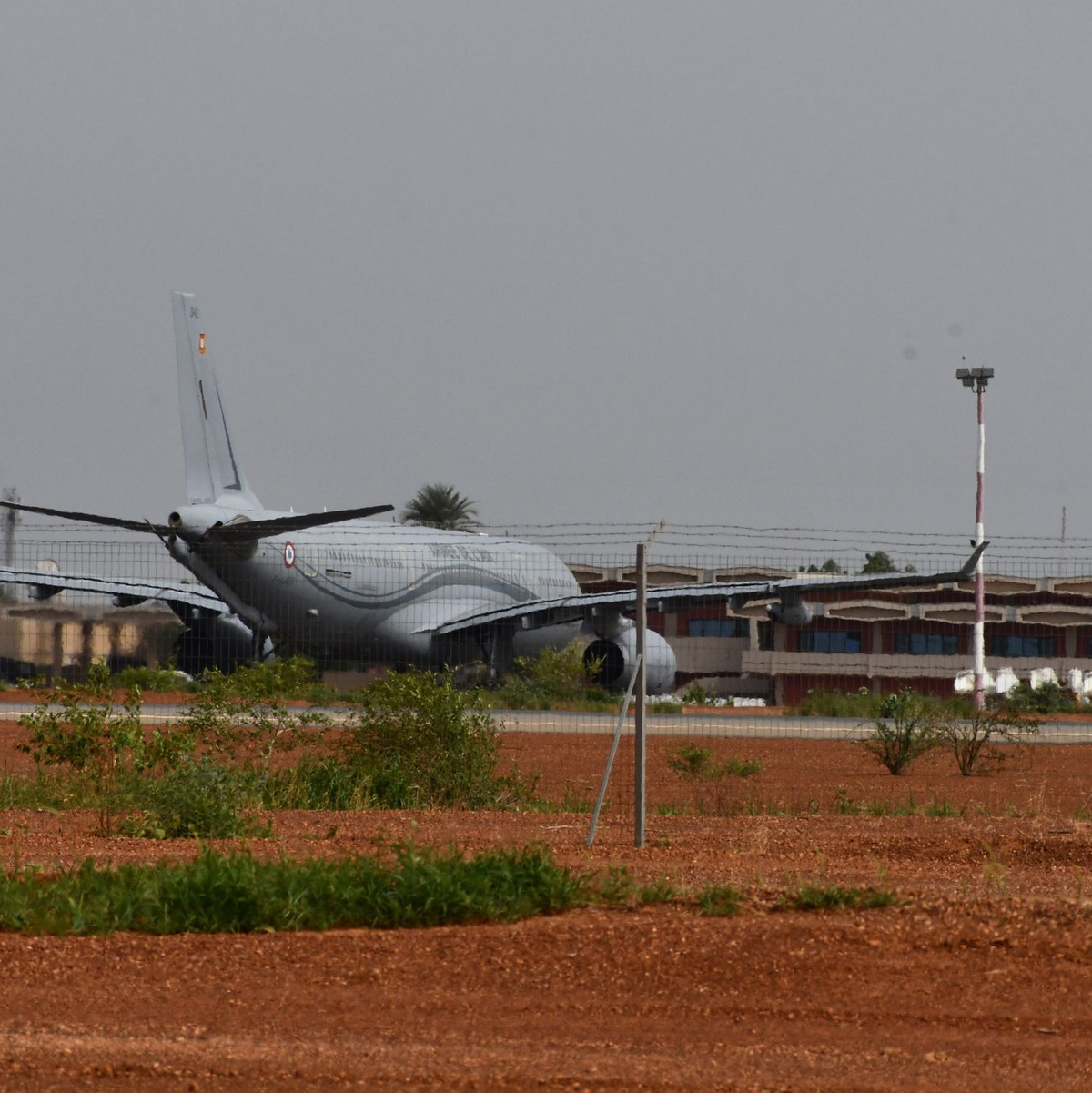 Ein Airbus der französischen Luftwaffe auf dem internationalen Flughafen von Niamey. - Foto: Generalstab der französischen Armee/dpa