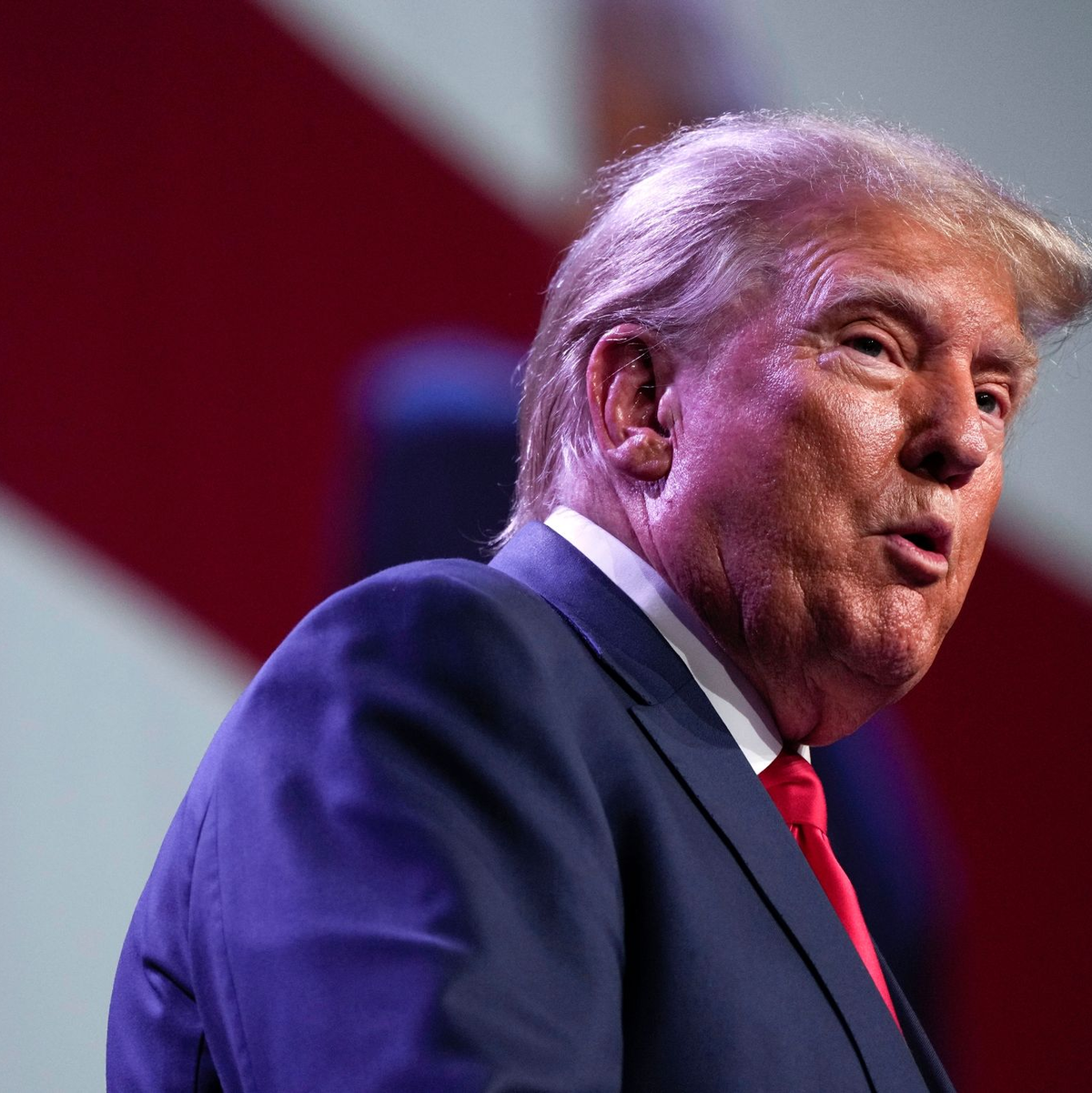 Donald Trump ist in Washington im Zusammenhang mit versuchtem Wahlbetrug angeklagt. - Foto: Charlie Neibergall/AP