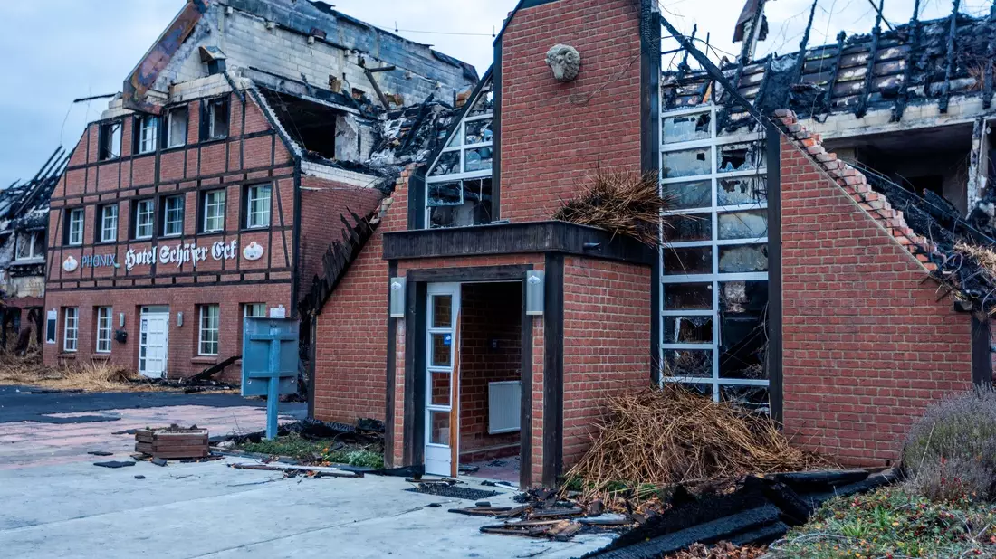 Blick auf das abgebrannte Hotelgebäude in Groß Strömkendorf bei Wismar, das als Unterkunft für Geflüchtete aus der Ukraine genutzt wurde. Gutachter kamen zu dem Schluss, dass das Feuer absichtlich gelegt wurde - vermutlich mit Hilfe eines Brandbeschleunigers. - Bild: Jens Büttner/dpa