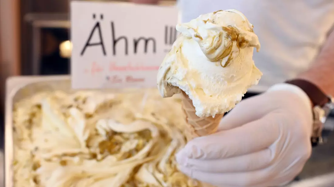 «Ähm»-Eis - eine Eigenkreation der Eisdiele Rimini in Gaggenau - schmeckt nach weißer Schokolade, vermischt mit Pistaziencrunch. - Bild: Uli Deck/dpa