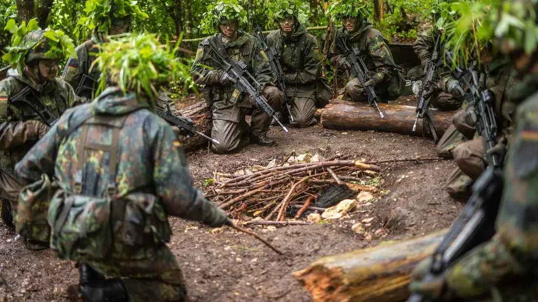 Reservisten auf einem Übungsplatz der Bundeswehr in Baden-Württemberg. - Bild: Christoph Schmidt/dpa