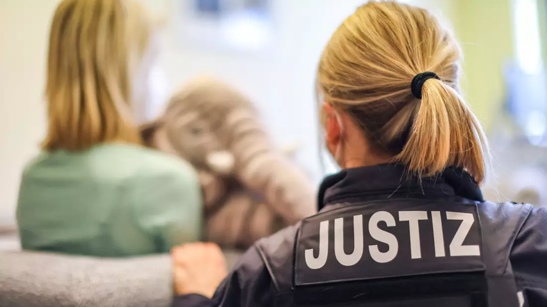 In Missbrauchsfällen werden Zeugenvernehmungen oft per Video aus einem Nebenraum in den Gerichtssaal übertragen, um den Opfern die Konfrontation mit dem Täter zu ersparen. - Bild: Jan Woitas/dpa