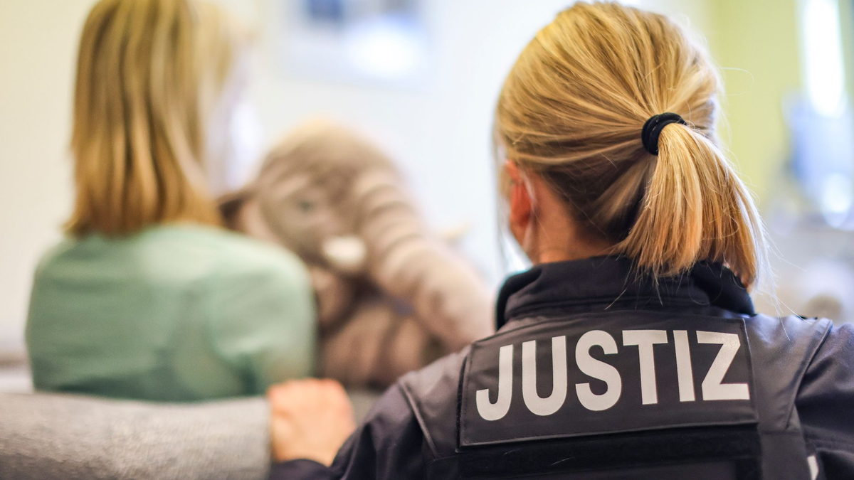 In Missbrauchsfällen werden Zeugenvernehmungen oft per Video aus einem Nebenraum in den Gerichtssaal übertragen, um den Opfern die Konfrontation mit dem Täter zu ersparen. - Foto: Jan Woitas/dpa