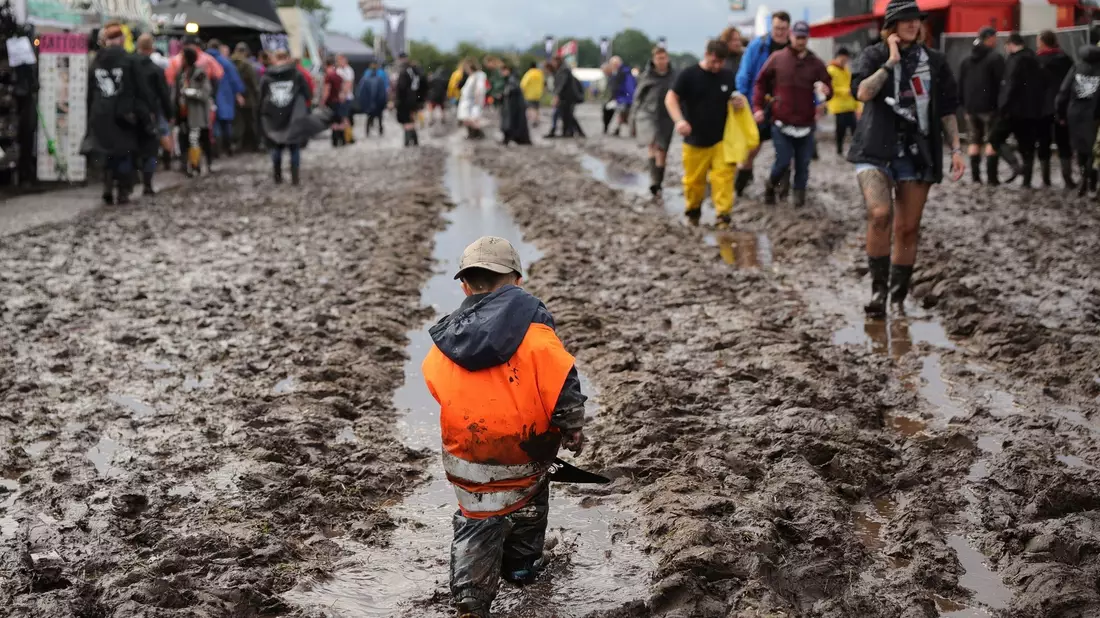 Zehntausende Fans freuen sich auf den Wacken-Start. Doch Dauerregen hat das Gelände in Schlammfelder verwandelt. - Bild: Christian Charisius/dpa