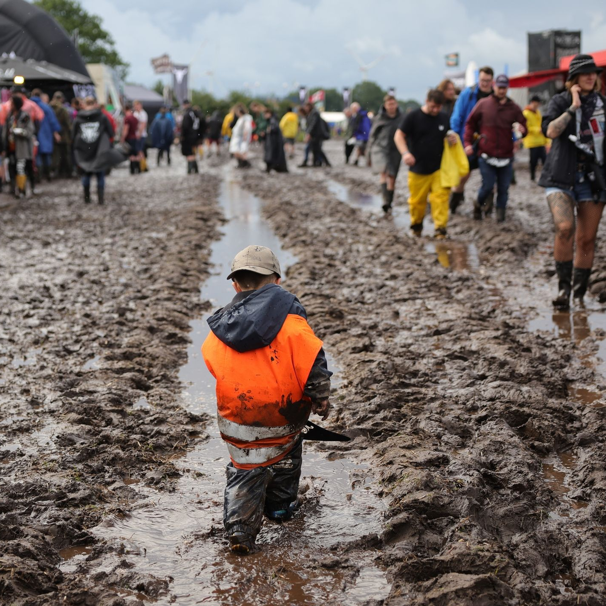 Zehntausende Fans freuen sich auf den Wacken-Start. Doch Dauerregen hat das Gelände in Schlammfelder verwandelt. - Foto: Christian Charisius/dpa