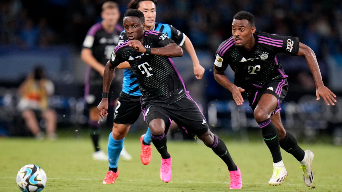 Bouna Sarr (l) und Ryan Gravenberch im Test gegen Kawasaki Frontale. - Foto: Shuji Kajiyama/AP/dpa